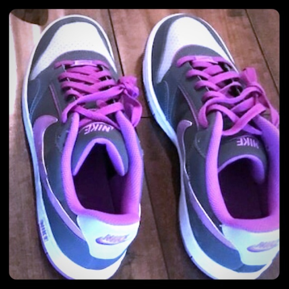 Women’s Nike shoe
